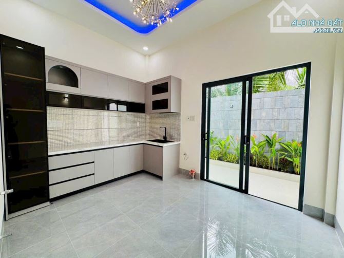 Nhà mới xây cao cấp,.P.10 nay là P.Trung An. Có chổ đậu xe hơi..Diện tích 100m2 - 7