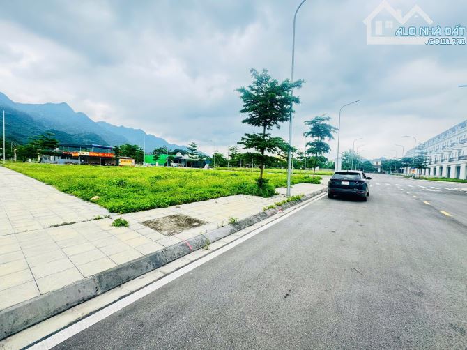 Đất Nền Hoà Lạc Ngay Gần Đại Học Quốc Gia Metro Số 5 DT:102m mặt tiền 7m view hồ - 7