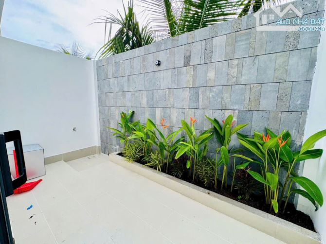 Nhà mới xây cao cấp,.P.10 nay là P.Trung An. Có chổ đậu xe hơi..Diện tích 100m2 - 8