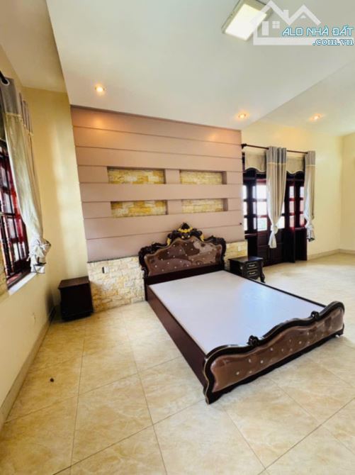 Bán biệt thự 3 tầng, 3 mặt tiền, đường Bế Văn Đàn 10x45=595m (quá đẹp nợ hậu 12m - 8