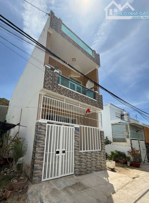 BÁN NHÀ 1 TRỆT 1 LẦU – KHU DÂN CƯ ĐƯỜNG ĐỆ, VĨNH HÒA – CÁCH BIỂN 700M √ Diện tích: 63m² - 9
