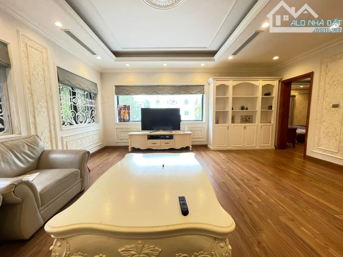 Bán nhà BT Khu Đô Thị mới Dịch Vọng - Đường To Như Phố - 350m2, MT 16m. Giá 105 tỷ - 9