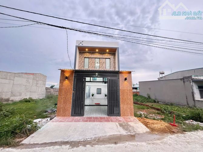 nhà 1TR 1 LẦU 1 BAN CÔNG ngay sau trường học , chợ Đình và ủy ban xã Mỹ Hạnh Bắc,