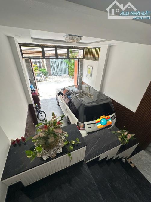 Nhà HXH đường 827 phú hữu DT 52m, 3 tầng khu vip