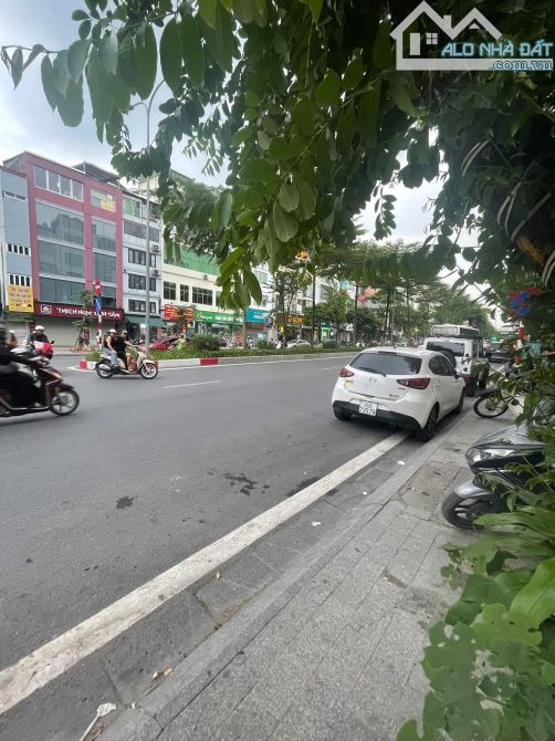 Bán nhà mặt phố Đào Tấn. Ba đình. 43m. 8 tầng. Thang máy kinh doanh. Giá 34 tỷ