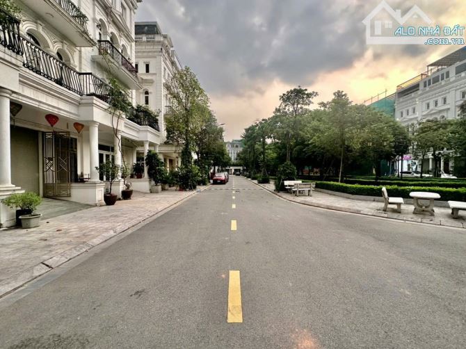 Bán biệt thự liền kề Louis City Tân Mai -MT lớn - Vỉa hè rộng -95m2 -5T- 33.9 tỷ