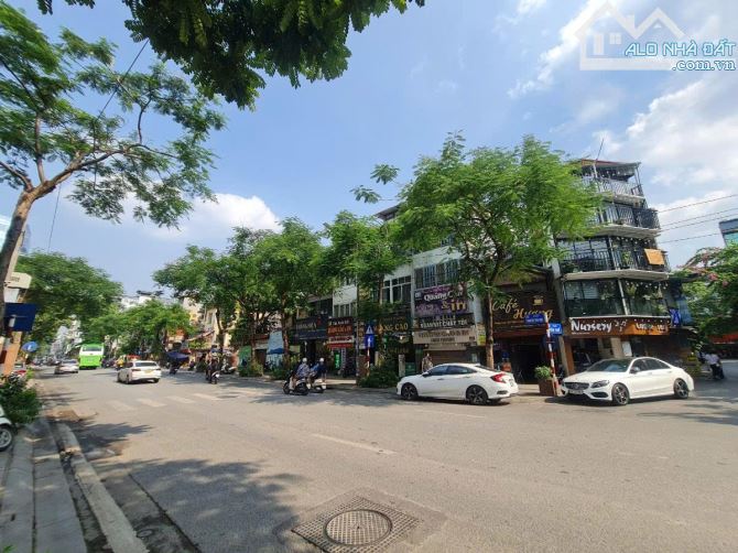 Mặt phố Nguyễn Thái Học siêu rộng 556m2, 3 tầng, mặt tiền 21m, 350 tỷ dòng tiền tốt