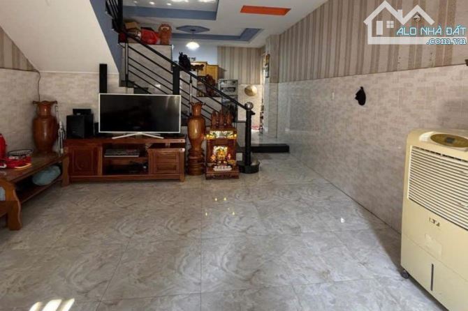 Bán nhà hẻm Lạc Long Quân, Tân Bình, 49 m² (4.2m x 12m), 2 tầng - Giá 5.6 tỷ TL