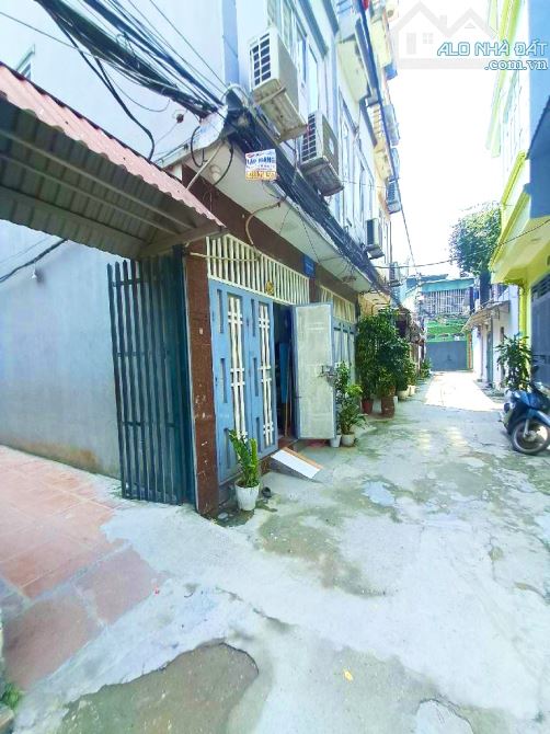 NGÕ RỘNG TRƯỚC NHÀ 3,5 m , Ô TÔ TRÁNH , ĐỖ CỔNG , FUL NỘI THẤT Ở LUÔN , CHỦ THIỆN CHÍ BÁN