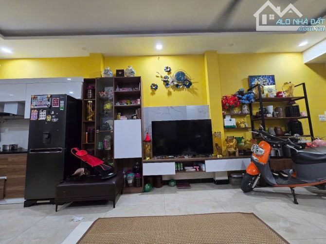 ĐƯỜNG CẦU GIẤY 10 TỶ DT 50M MT 5M 5T Ô TÔ TRÁNH MẶT PHỐ KINH DOANH