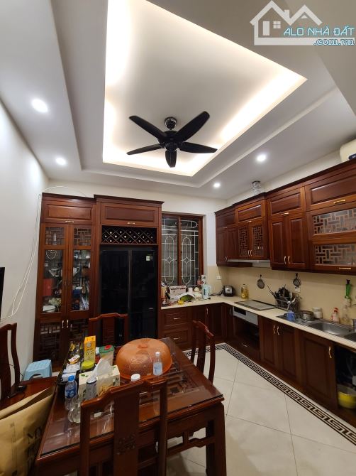 Bán nhà Nguyễn Công Trứ, 70m2, 5 tầng, mặt tiền gần 4m, 26.5 tỷ, vỉa hè, ô tô tránh, KD