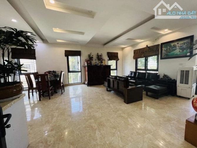 Đỉnh nóc!! BT Xuân Phương Tasco 3 mặt tiền - trục chính kinh doanh - View hồ công viên