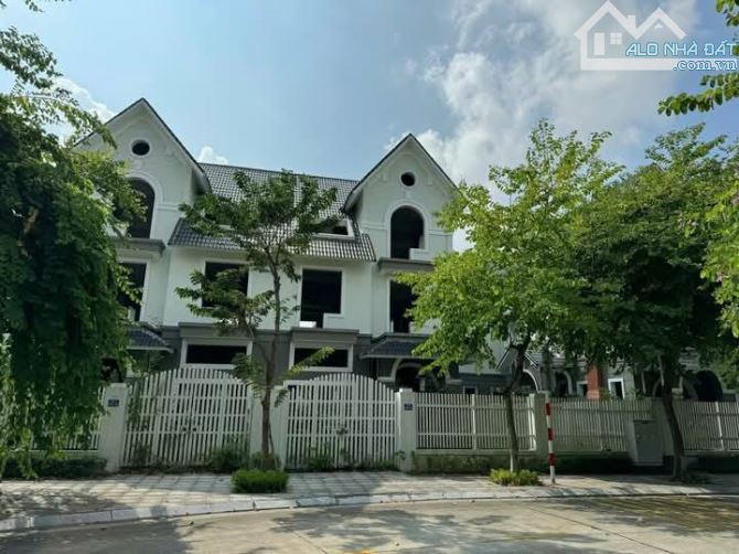 Giá hời !! BT SL Geleximco 240m2 - lô góc - trục chính - bàn giao thô - giá 35.9 tỷ CTL