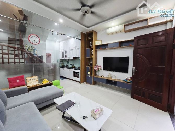 Nhà đẹp hàng xóm phố Việt Hưng, chỉ hơn 6 tỷ, ô tô đỗ tận cổng, nội thất, giá hiếm