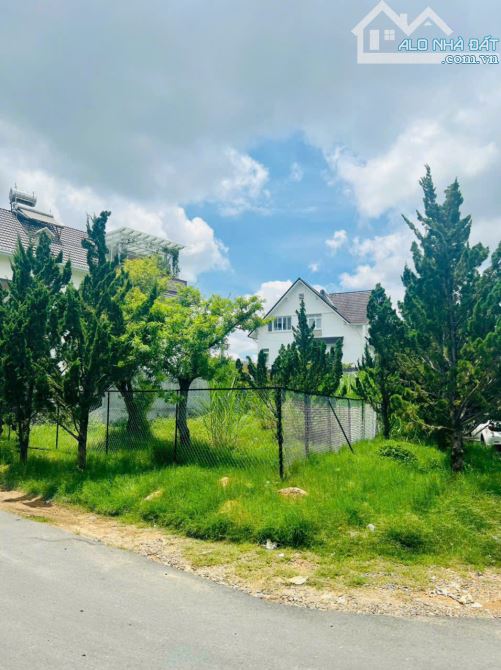 Bán đất biệt thự 2 mặt tiền đường Lý Nam Đế phường Xuân Hương , Đà Lạt , Lâm Đồng .