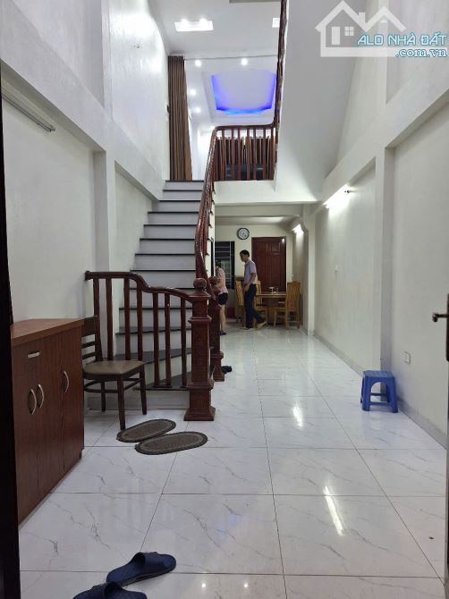 Cho thuê nhà riêng Ngọc Thuỵ , p.Ngọc Thuỵ ,Q. Long Biên , DT 40m2 x 5 tầng nhà mới 10tr