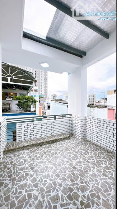 BÁN NHÀ ĐẸP 5 TẤM QUẬN 4 NGAY VĨNH KHÁNH PHỐ ẨM THỰC DT 3.1*10 GIÁ 4 TỈ 950 TL GIÁP Q1 - 11
