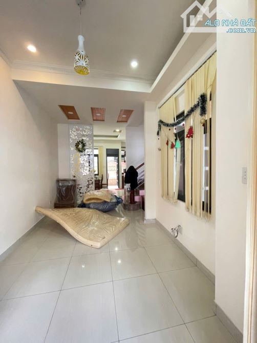 Cho thuê nhà trệt lầu KDC Nam Long 2 - Trang bị: 2 máy lạnh, 01 giường, 01 nệm, bàn ăn - 1