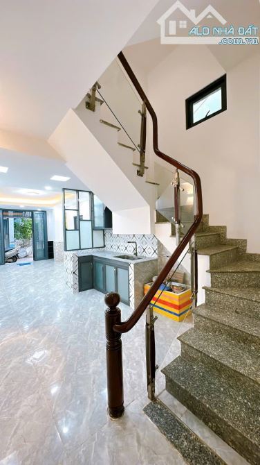 BÁN NHÀ ĐẸP 5 TẤM QUẬN 4 NGAY VĨNH KHÁNH PHỐ ẨM THỰC DT 3.1*10 GIÁ 4 TỈ 950 TL GIÁP Q1 - 1