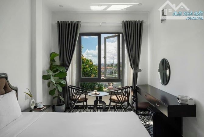 Villa hiện đại View Đẹp nằm ngay cửa ngỏ vào Trung Tâm Đà Lạt 296m2 MT đường 3/4 giá 45 Tỷ - 1