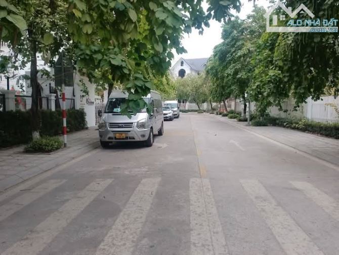 Giá hời !! BT SL Geleximco 240m2 - lô góc - trục chính - bàn giao thô - giá 35.9 tỷ CTL - 1