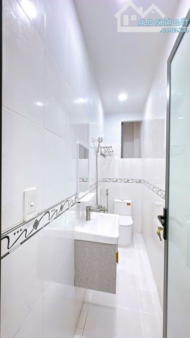 BÁN NHÀ ĐẸP 5 TẤM QUẬN 4 NGAY VĨNH KHÁNH PHỐ ẨM THỰC DT 3.1*10 GIÁ 4 TỈ 950 TL GIÁP Q1 - 12
