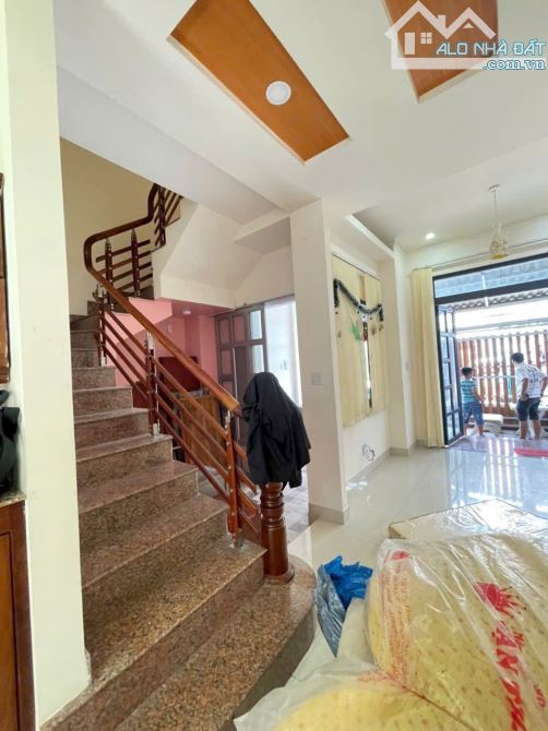 Cho thuê nhà trệt lầu KDC Nam Long 2 - Trang bị: 2 máy lạnh, 01 giường, 01 nệm, bàn ăn - 2