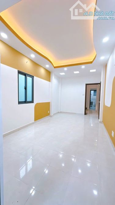 BÁN NHÀ ĐẸP 5 TẤM QUẬN 4 NGAY VĨNH KHÁNH PHỐ ẨM THỰC DT 3.1*10 GIÁ 4 TỈ 950 TL GIÁP Q1 - 2
