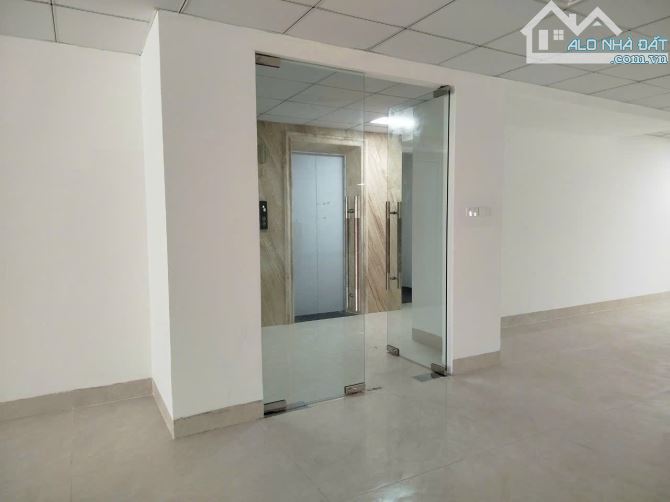 Cho thuê nhà mặt phố Trường Chinh. Tầng , 200m2, mt 9m. - 2