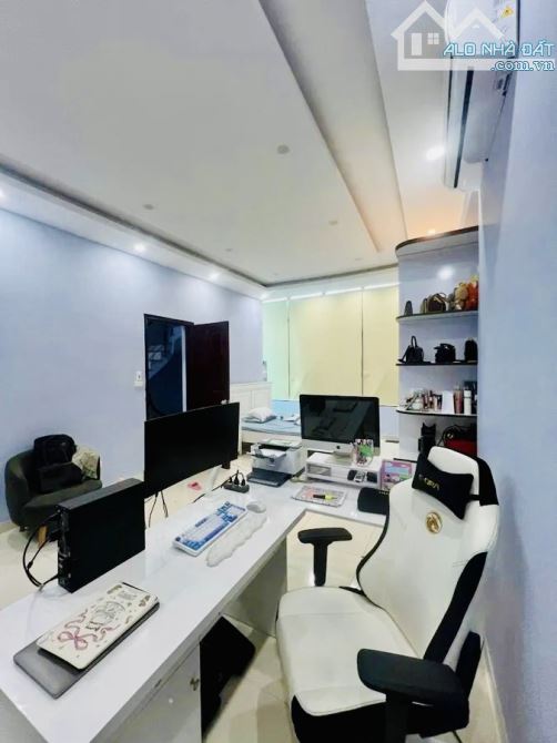 SIÊU PHẨM PHỐ TRUNG KÍNH - L/GÓC- VỈA HÈ - KINH DOANH