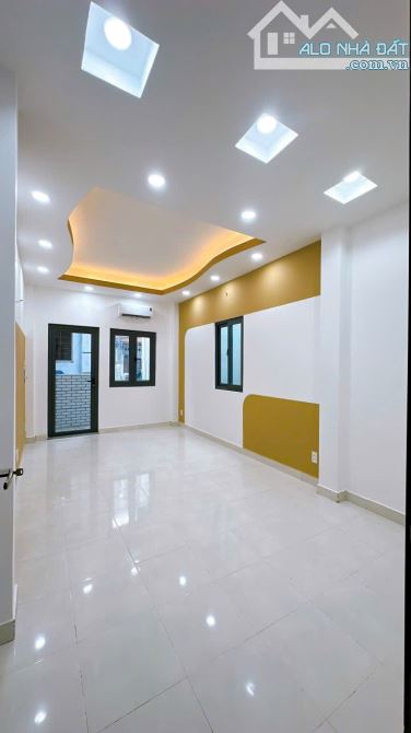 BÁN NHÀ ĐẸP 5 TẤM QUẬN 4 NGAY VĨNH KHÁNH PHỐ ẨM THỰC DT 3.1*10 GIÁ 4 TỈ 950 TL GIÁP Q1 - 3