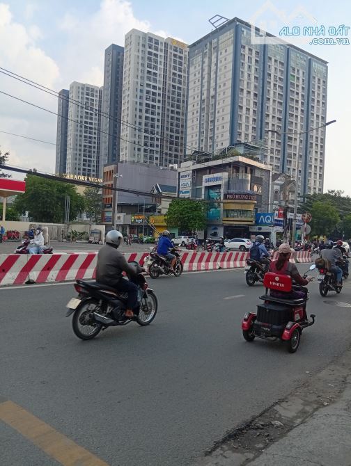 BÁN NHÀ MẶT TIỀN VIP 200m2 ĐT743C NHÀ PHỐ DĨ AN, ĐỐI DIỆN VINCOM 550, CTY YAZAKI EDS VN - 3