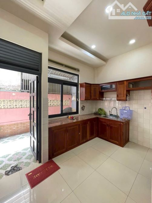 Cho thuê nhà trệt lầu KDC Nam Long 2 - Trang bị: 2 máy lạnh, 01 giường, 01 nệm, bàn ăn - 4
