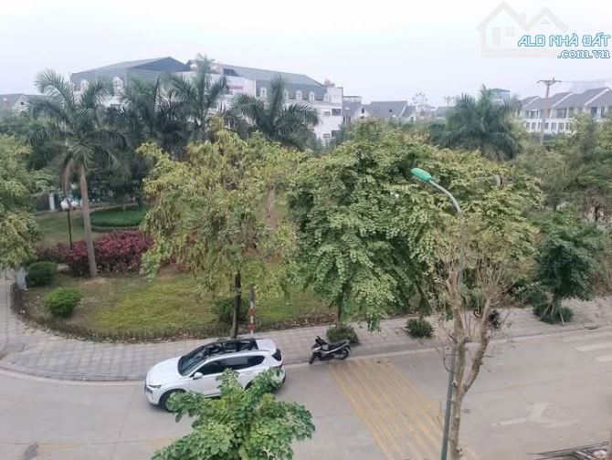 Giá hời !! BT SL Geleximco 240m2 - lô góc - trục chính - bàn giao thô - giá 35.9 tỷ CTL - 4