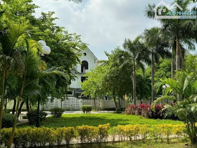 Giá hời !! BT SL Geleximco 240m2 - lô góc - trục chính - bàn giao thô - giá 35.9 tỷ CTL - 5