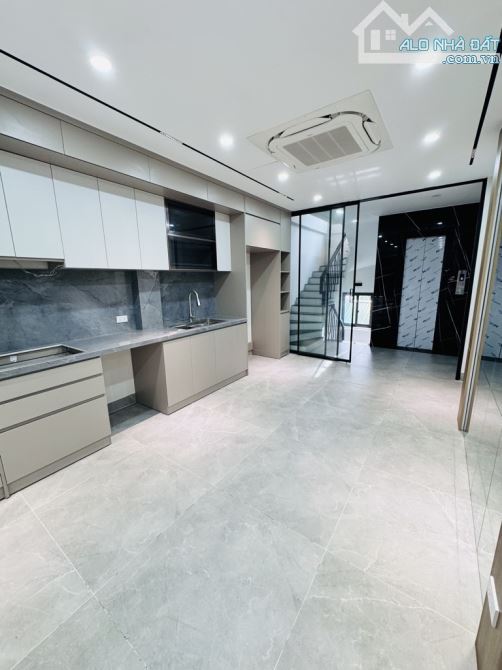 Bán nhà phố Gia Quất 40m2- 6 tầng - 12 tỷ, ô tô tránh, vỉa hè, gần Chung cư Homeland