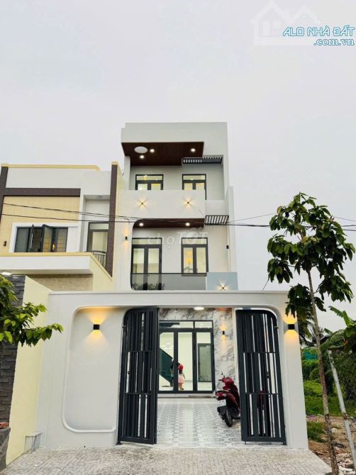 Nhà lầu 3 tầng mới 100%. Mặt tiền Huyện 95, gần Quán cafe Chất. (Phường Trung An)