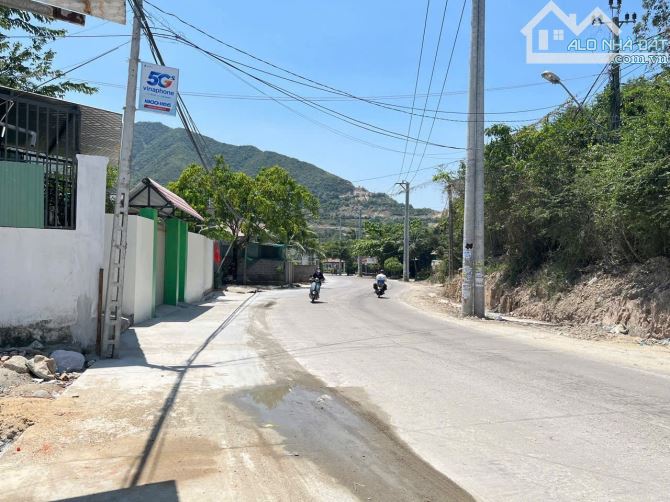 Giá Rẻ 💥 Bán Lô Đất Mặt Tiền Đường Phong Châu , Chiều Ngang 11m , giá 6,2 triệu / 1m2