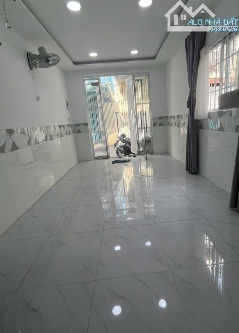 Bán nhà đẹp Tân Phú, 25,2m2_2 tầng- 2 PN- 3,1 Tỷ còn Thương lượng