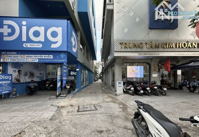NGÃ TƯ HÀNG XANH, P17, BÌNH THẠNH - 66M2 (5x13) A4 - 3 TẦNG- HẺM Ô TÔ - SÁT MT