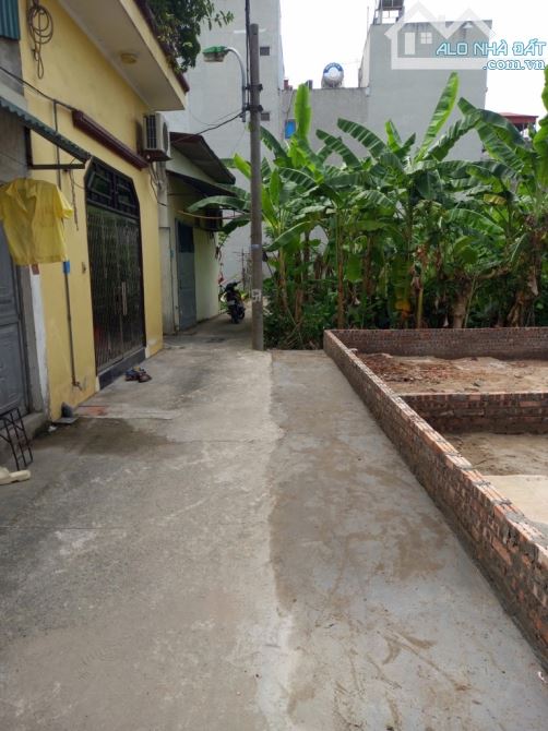 PHÚC LỢI - HIẾM- BÁN ĐẤT TẶNG NHÀ CẤP 4. MT KHỦNG 5.6M. NGÕ Ô TÔ ĐỖ CỬA .