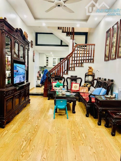 Bán Nhà Trần Cung 40m , 5 Tầng , Dân Xây Lô Góc 3 Thoáng , Ô Tô Đỗ Cửa , Sát Phố KinhDoanh