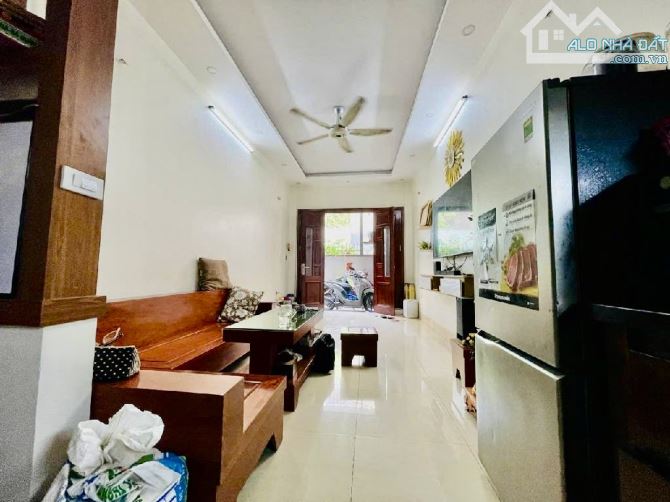 TT CẦU GIẤY - 35M x 6 TẦNG - NHÀ DÂN XÂY - CĂN GÓC - Ô TÔ ĐÔ GẦN - FULL ĐỒ - 8.2 TỶ