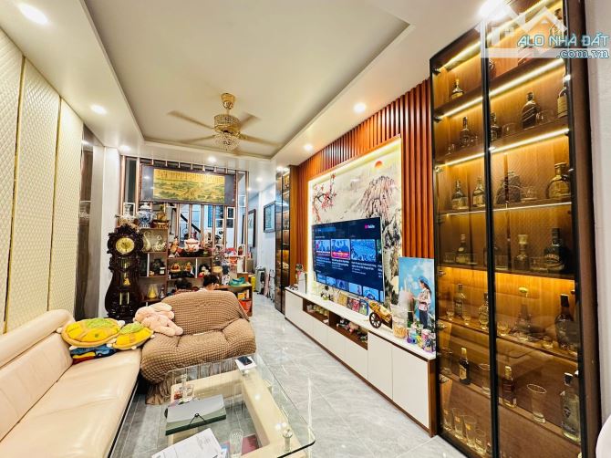 Thịnh Quang, 46m, 6ngủ, Ô tô, Hai thoáng, Ngõ thông, Sổ đẹp, Nhà mới full nội thất cao cấp