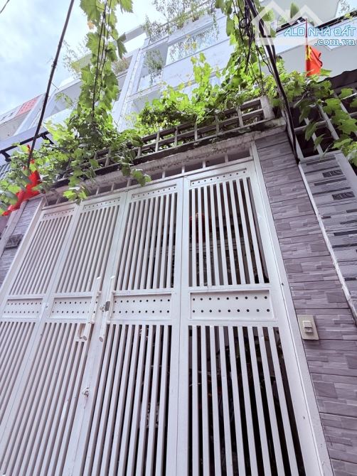 NHÀ 4 TẦNG TẠI TÔN THẤT THUYẾT F4 Q4 - CÁCH MẶT TIỀN VÀI BƯỚC CHÂN - KHU DCHH