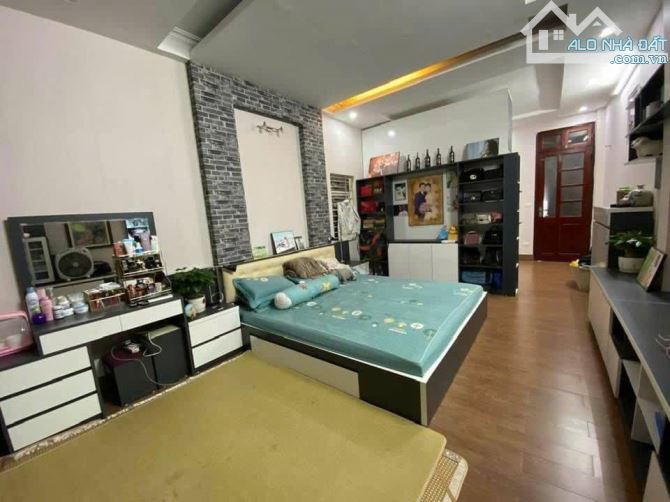 Kim giang .hoàng mai 47m 4 tầng 10 m ra phố lớn .12 tỷ