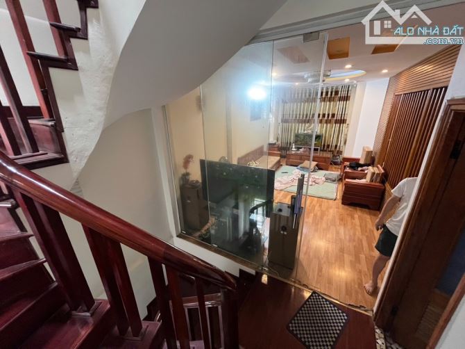 Bán nhà Mễ Trì Hạ 42m - 7,9 tỷ, ô tô gần, nở hậu, tặng nội thất.