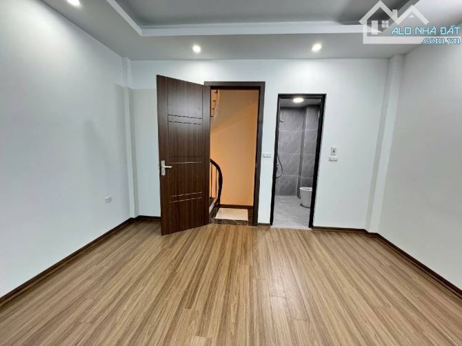 Bán nhà Tôn Đức Thắng, nhà mới đẹp long lanh, sân rộng, DT 32m2 x 5T, MT 4.2m, chỉ 9 tỷ