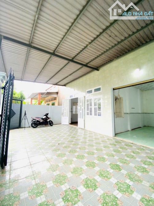 GẤP!!! NHÀ C4 ( 9x24 )- SÂN ĐẬU OTO, HẺM NHỰA, TRUNG TÂM THỦ DẦU, NHỈN 3 ĐỒNG TL