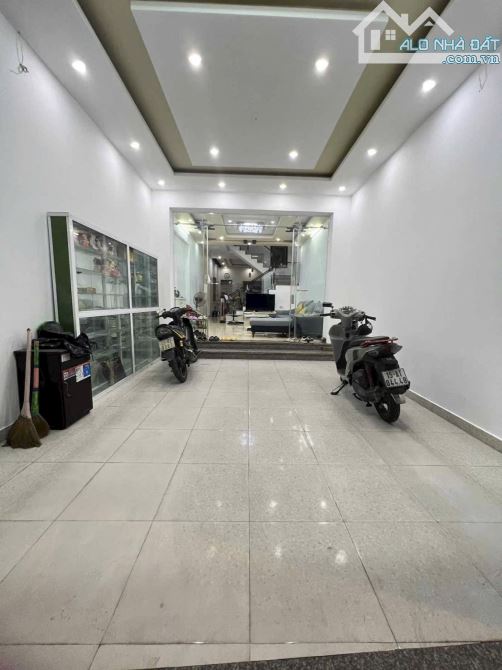Bán nhà Văn Cao 3 tầng 90m giá 5 tỷ 8 hướng Đông ngõ ô tô